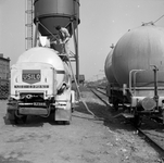 846560 Afbeelding van het overladen van cement van een silowagen van de N.S. naar een vrachtauto van Usilo op de laad- ...
